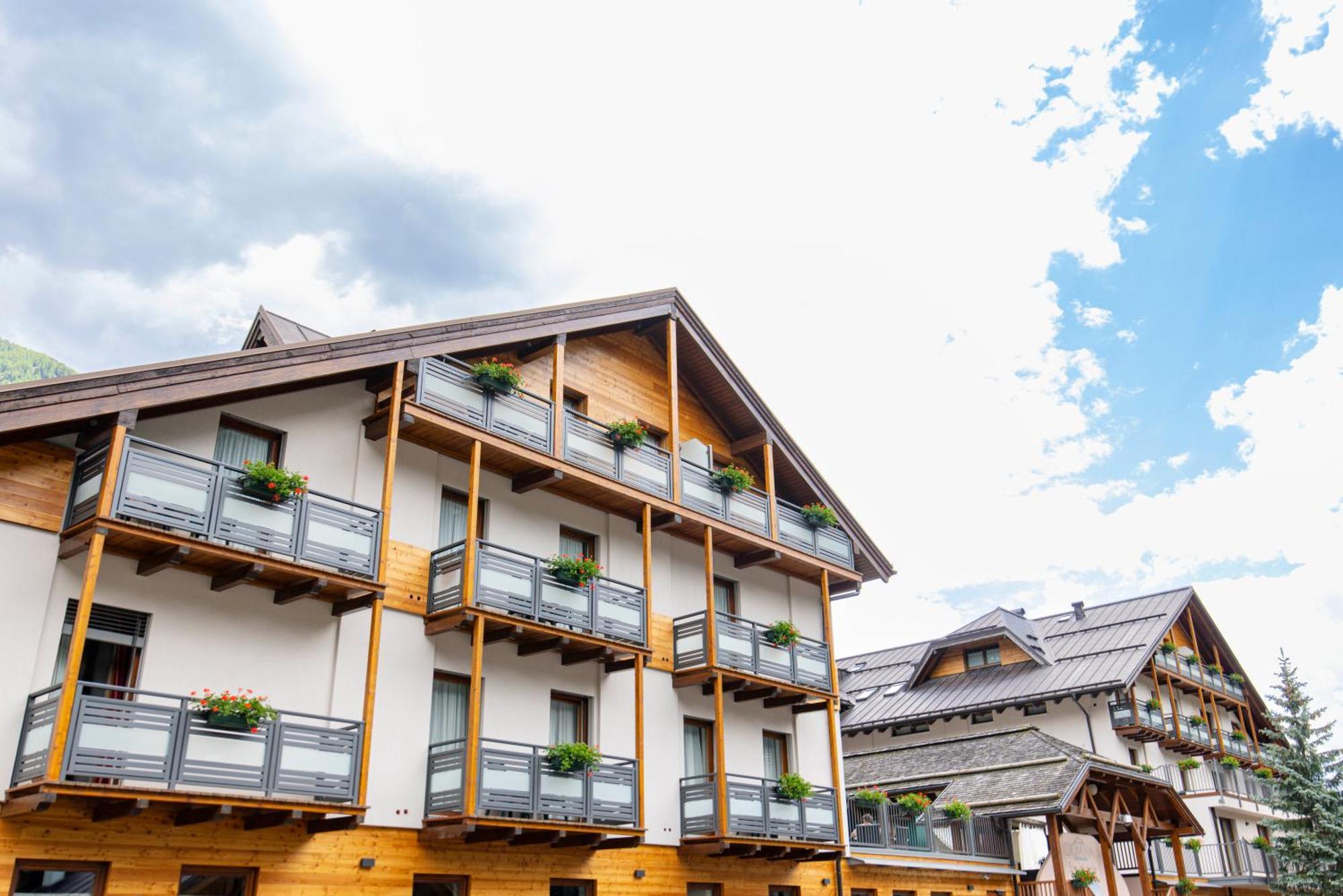 Domina Parco Dello Stelvio Hotel Cogolo Exterior photo