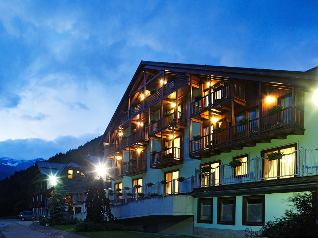 Domina Parco Dello Stelvio Hotel Cogolo Exterior photo